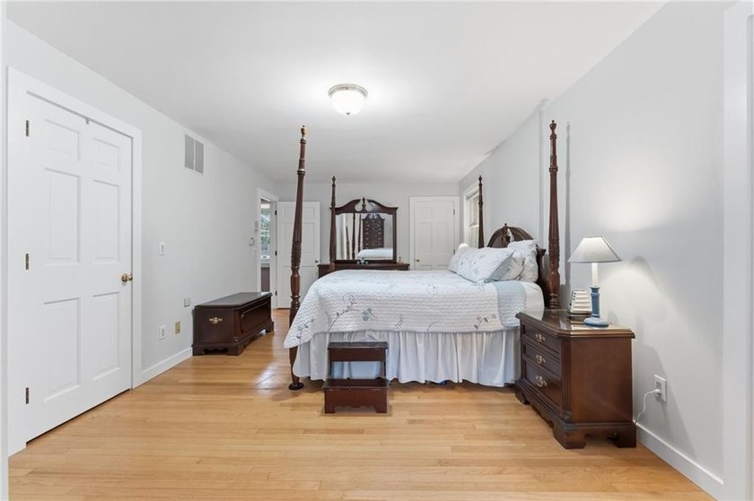 BEAUTIFUL CUSTOM BUILT HOME ON A CUL-DE-SAC WITH 1.6 ACRES OF - photo 34