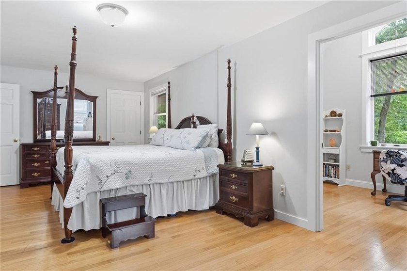 BEAUTIFUL CUSTOM BUILT HOME ON A CUL-DE-SAC WITH 1.6 ACRES OF - photo 35