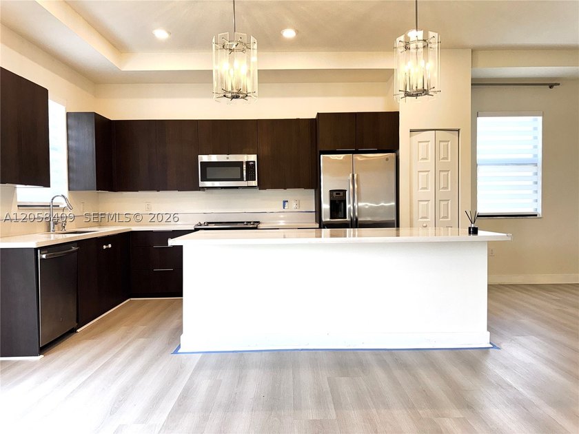 3/2 corner unit, Open Space, laminate wood floor through out - photo 3