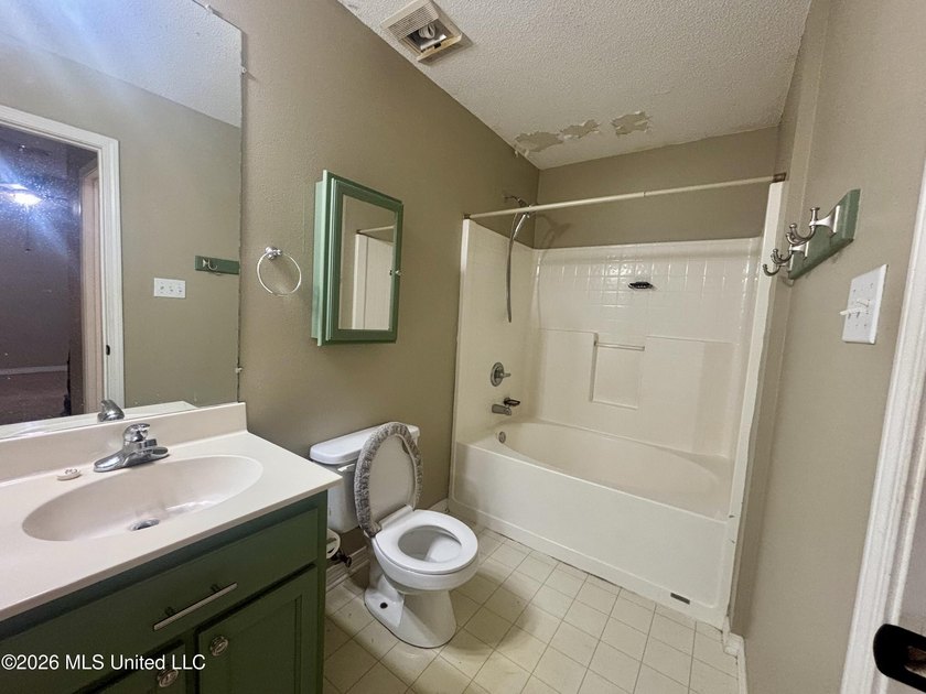 This charming 3 Bedroom/2 Bathroom Cottage-style home is nestled - photo 11