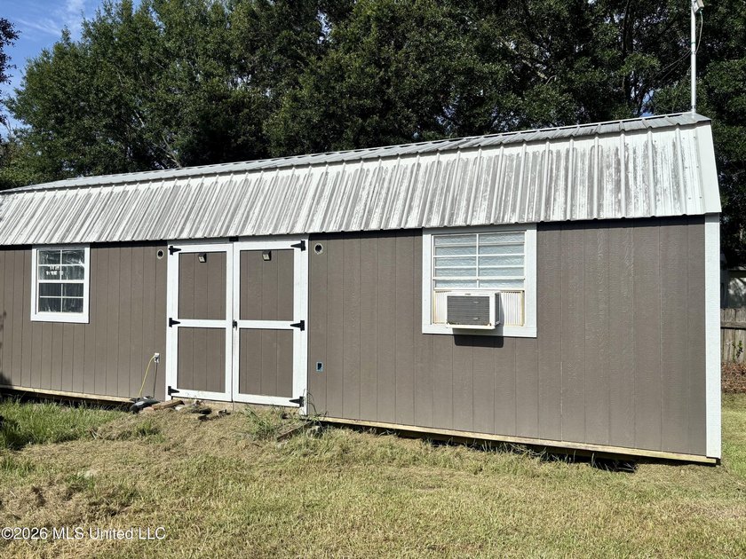 This charming 3 Bedroom/2 Bathroom Cottage-style home is nestled - photo 14