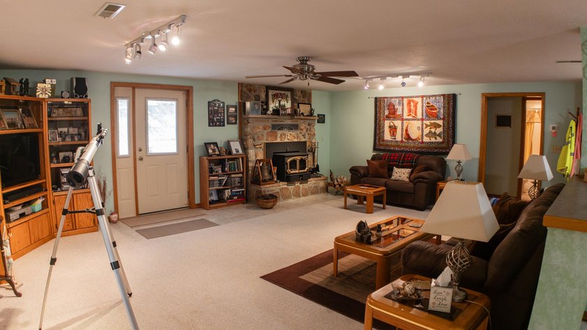 Lake living with lots of space!! WATERFRONT property, a GUEST - photo 12