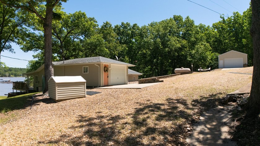 Lake living with lots of space!! WATERFRONT property, a GUEST - photo 27