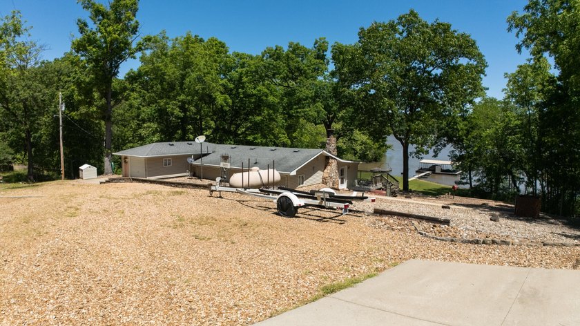 Lake living with lots of space!! WATERFRONT property, a GUEST - photo 28