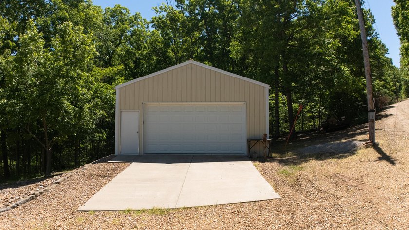 Lake living with lots of space!! WATERFRONT property, a GUEST - photo 36