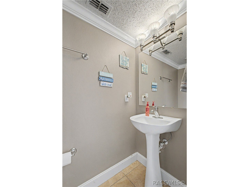 Welcome to this beautifully maintained one-owner pool home - photo 14