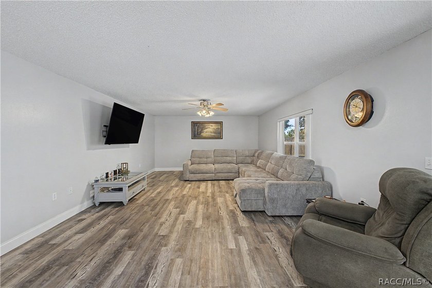 Welcome to this beautifully maintained one-owner pool home - photo 20