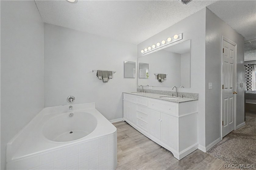 Welcome to this beautifully maintained one-owner pool home - photo 32