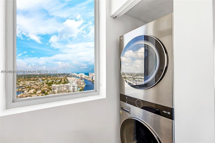 PENTHOUSE UNIT -  &amp; SHORT TERM RENTAL FRIENDLY! Situated in the - photo 11