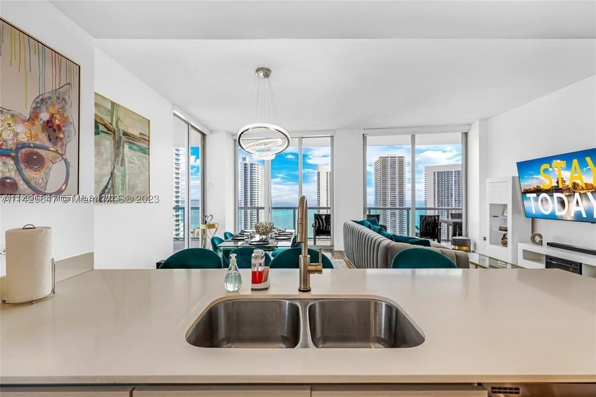 PENTHOUSE UNIT -  &amp; SHORT TERM RENTAL FRIENDLY! Situated in the - photo 12