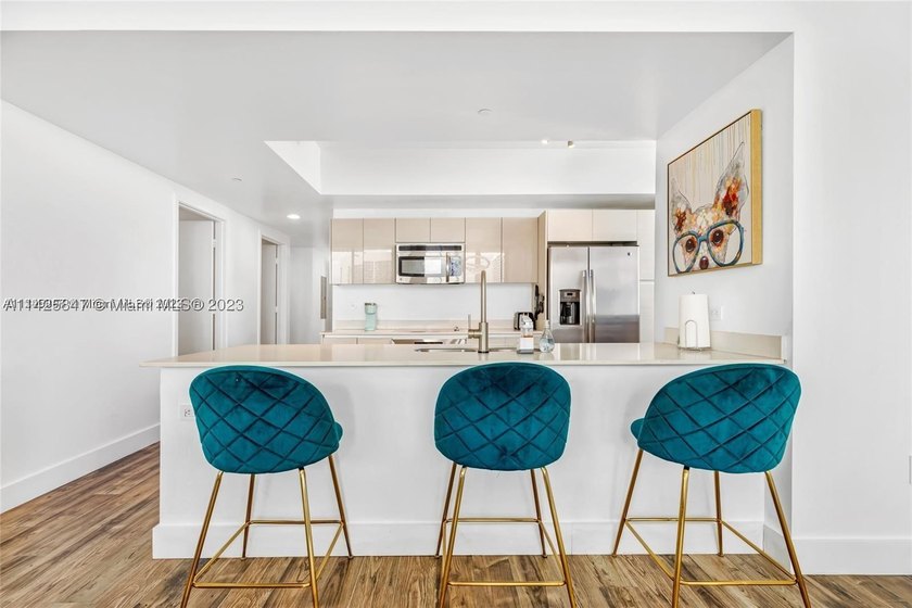 PENTHOUSE UNIT -  &amp; SHORT TERM RENTAL FRIENDLY! Situated in the - photo 13