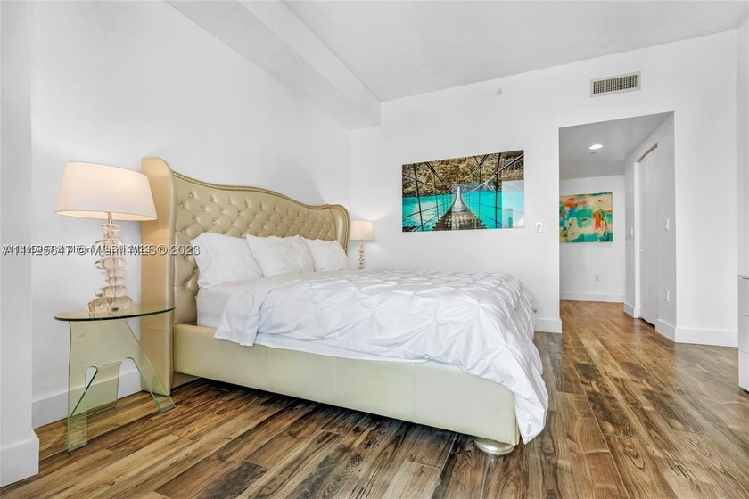 PENTHOUSE UNIT -  &amp; SHORT TERM RENTAL FRIENDLY! Situated in the - photo 16