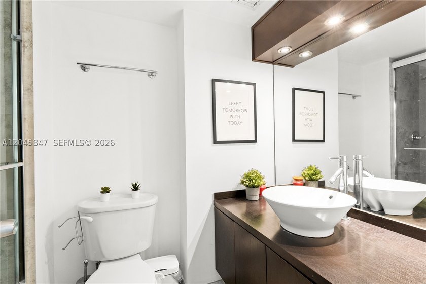 Spacious 2-Bedroom Waterfront Condo in Aventura. Enjoy modern - photo 16