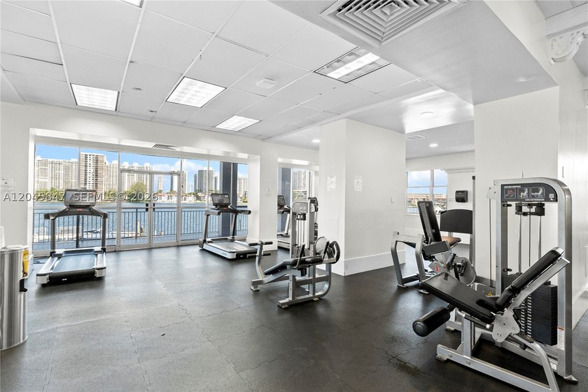 Spacious 2-Bedroom Waterfront Condo in Aventura. Enjoy modern - photo 17