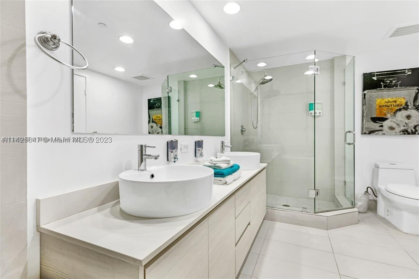 PENTHOUSE UNIT -  &amp; SHORT TERM RENTAL FRIENDLY! Situated in the - photo 18