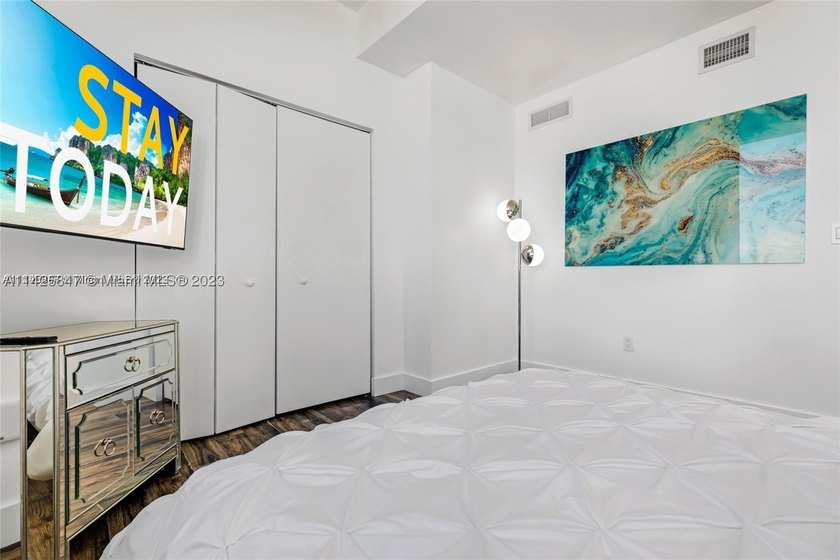 PENTHOUSE UNIT -  &amp; SHORT TERM RENTAL FRIENDLY! Situated in the - photo 21