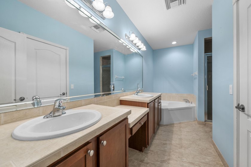 This River Oaks townhome has over 1,900 feet of living area! - photo 21