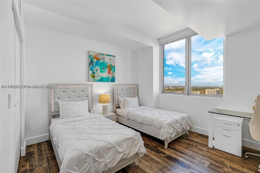 PENTHOUSE UNIT -  &amp; SHORT TERM RENTAL FRIENDLY! Situated in the - photo 22