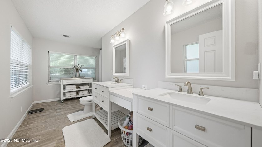 Welcome to this beautifully renovated 4-bedroom, 3-bathroom - photo 22
