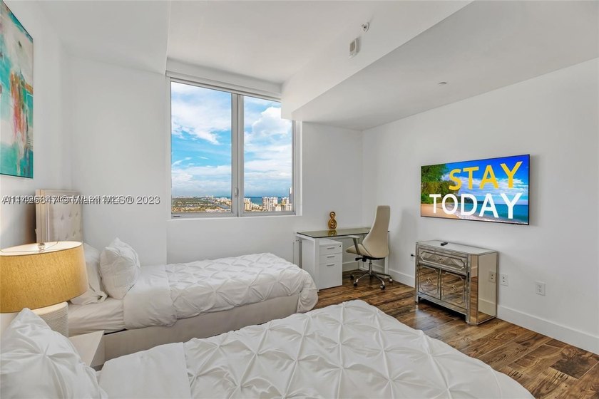 PENTHOUSE UNIT -  &amp; SHORT TERM RENTAL FRIENDLY! Situated in the - photo 23