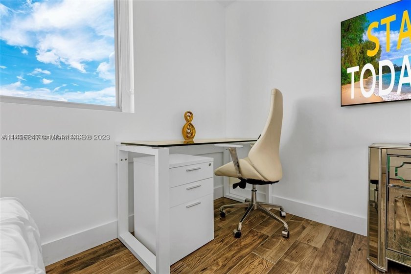 PENTHOUSE UNIT -  &amp; SHORT TERM RENTAL FRIENDLY! Situated in the - photo 24