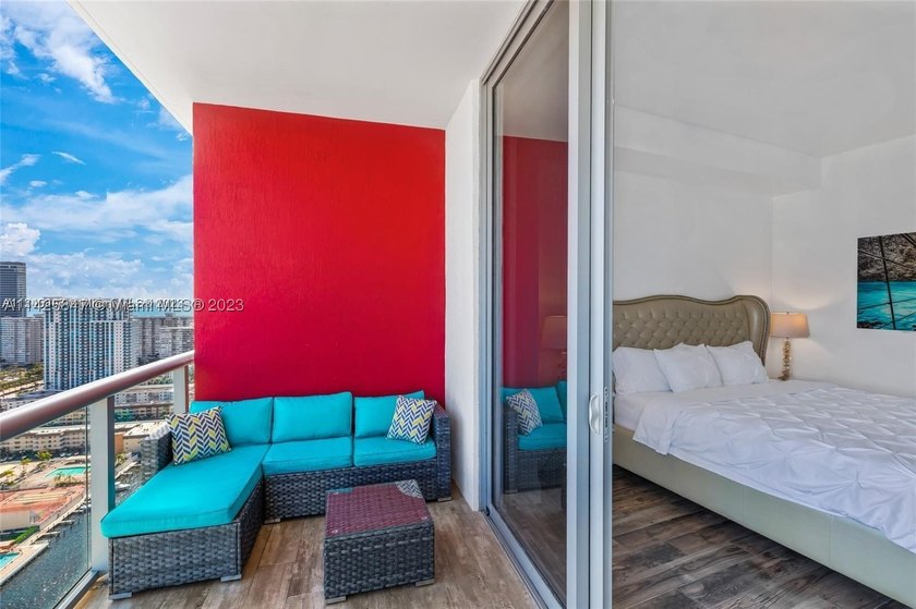 PENTHOUSE UNIT -  &amp; SHORT TERM RENTAL FRIENDLY! Situated in the - photo 26
