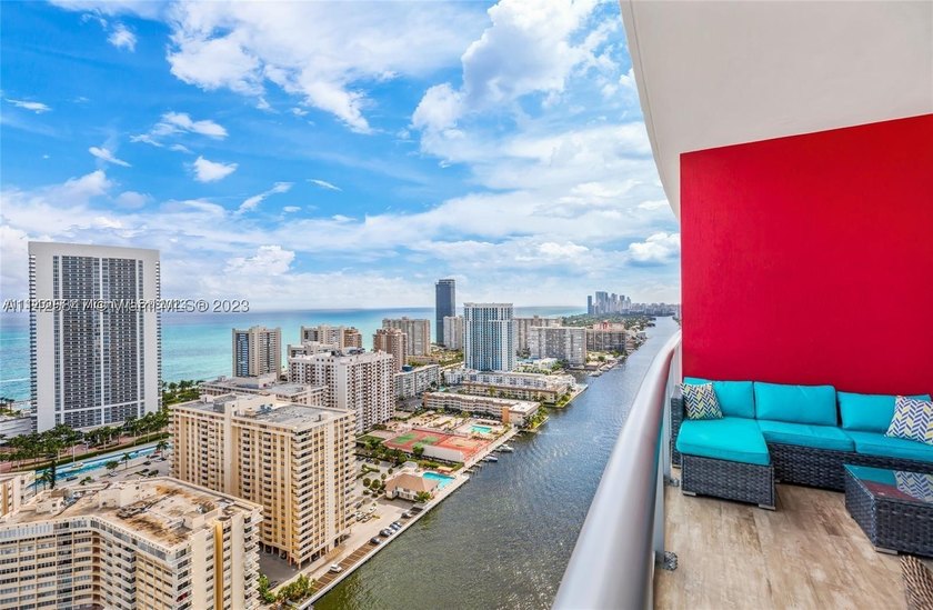 PENTHOUSE UNIT -  &amp; SHORT TERM RENTAL FRIENDLY! Situated in the - photo 29