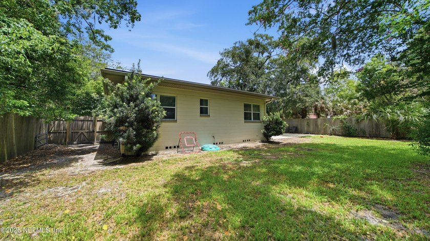 Welcome to this beautifully renovated 4-bedroom, 3-bathroom - photo 42