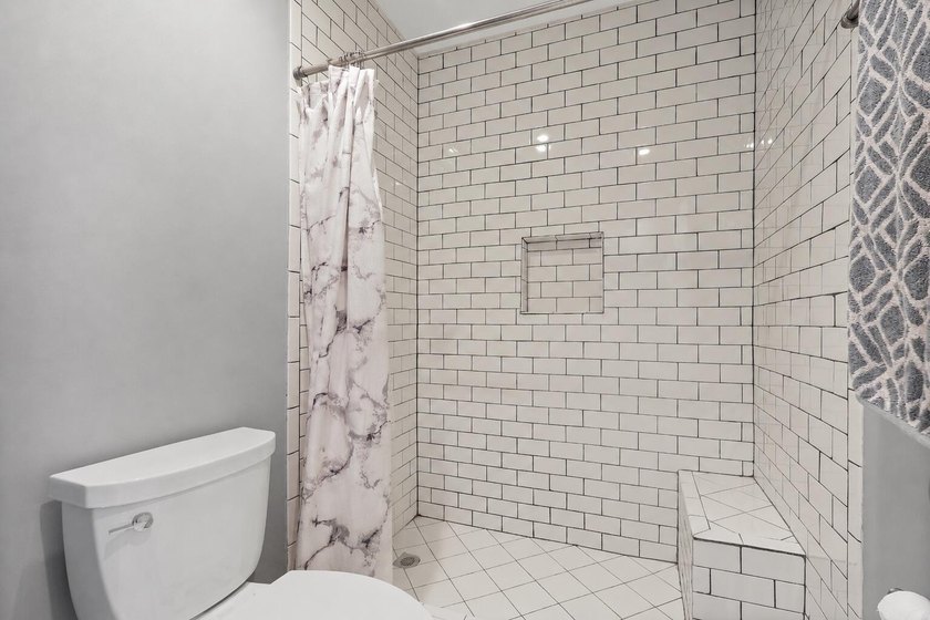 Beautifully renovated lakefront corner first-floor condo - photo 18