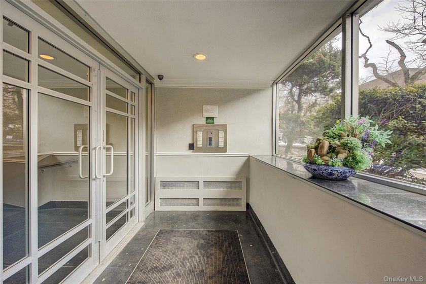 STUDIO + 1 BATH Oversized Corner Floor Plan w/ EIK and Sep - photo 22