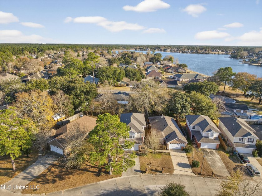 Motivated sellers! This move-in ready property features a new - photo 27