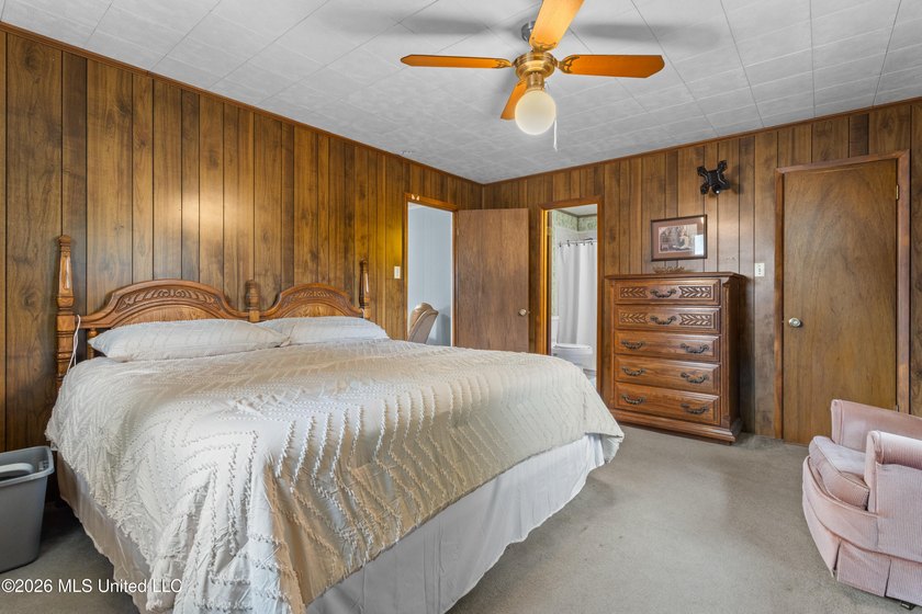 Welcome home to this beautifully maintained one-owner home in - photo 20