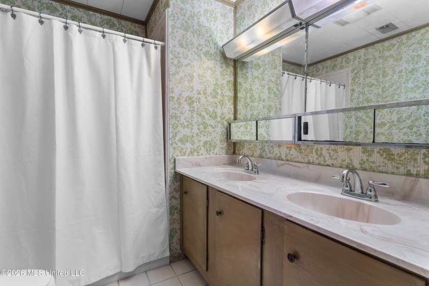 Welcome home to this beautifully maintained one-owner home in - photo 21