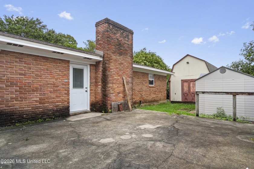 Welcome home to this beautifully maintained one-owner home in - photo 32