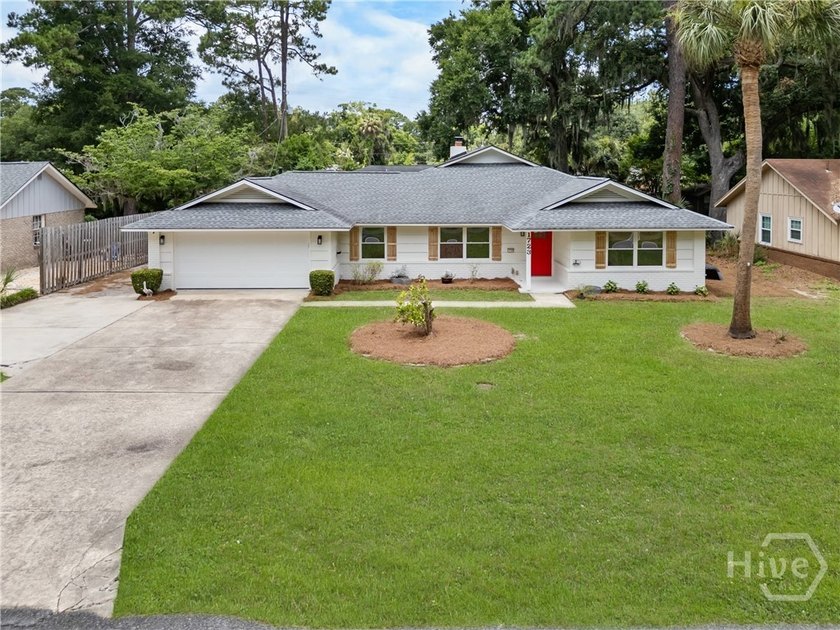 Welcome to your dream coastal retreat on highly sought-after - photo 3