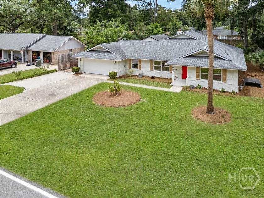 Welcome to your dream coastal retreat on highly sought-after - photo 4