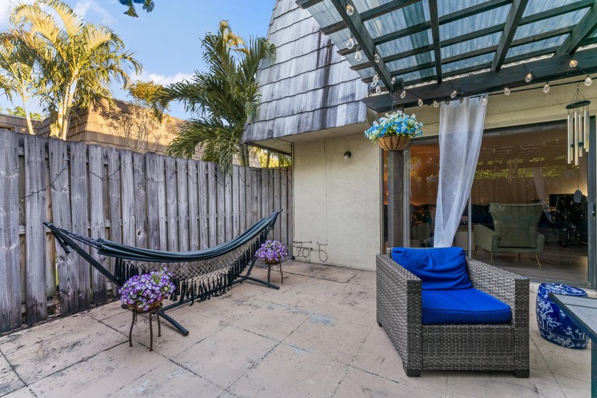 Beautifully Updated 2-Bedroom, 2-Bath Townhouse with Spacious - photo 28