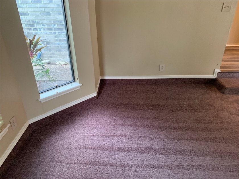 Cute three bedroom with sunken living room with fireplace - photo 20