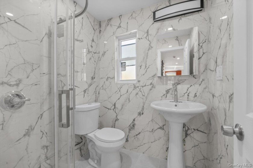 Fully renovated, new granite kitchen, all new bathroom fixture - photo 11