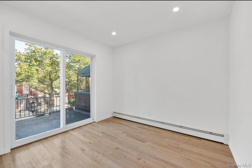 Fully renovated, new granite kitchen, all new bathroom fixture - photo 13