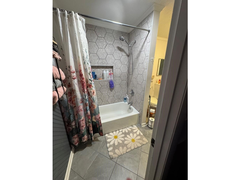 This 3/2 SWGA home is centrally located 10 miles south of - photo 14