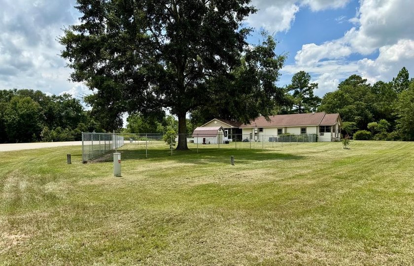 This 3/2 SWGA home is centrally located 10 miles south of - photo 32