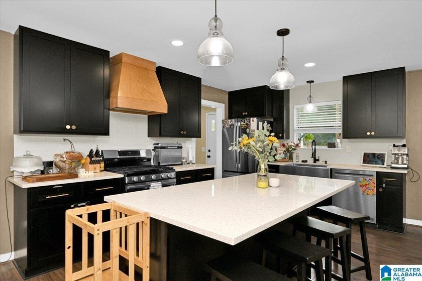 Welcome home! Completely renovated and updated within the last 2 - photo 6