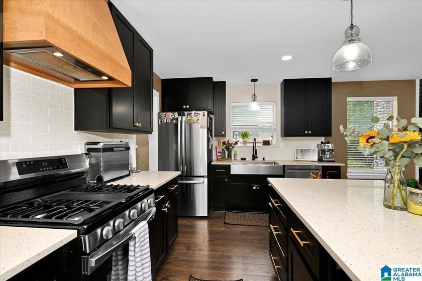 Welcome home! Completely renovated and updated within the last 2 - photo 8