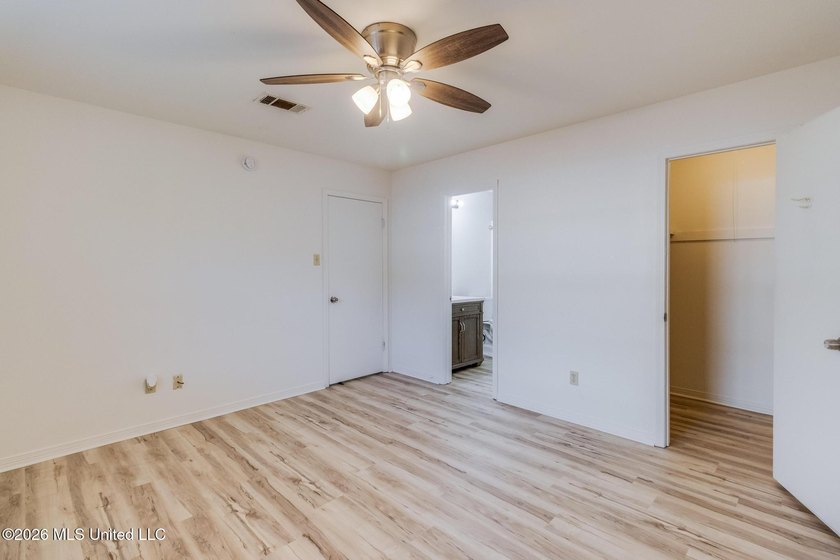 Spacious 3-bedroom, 2-bath home freshly updated and move-in - photo 14