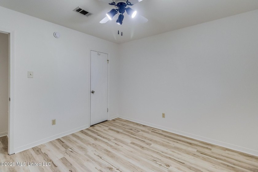 Spacious 3-bedroom, 2-bath home freshly updated and move-in - photo 16