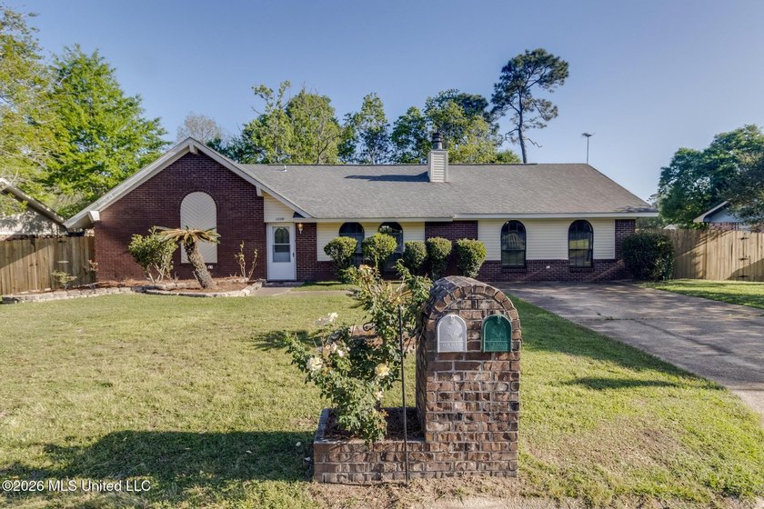 Spacious 3-bedroom, 2-bath home freshly updated and move-in - photo 21