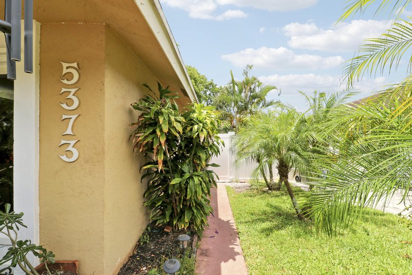 Welcome to this charming 3-bedroom, 2-bathroom villa situated in - photo 17