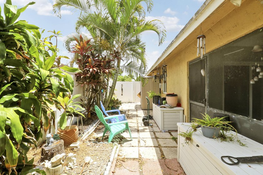 Welcome to this charming 3-bedroom, 2-bathroom villa situated in - photo 18