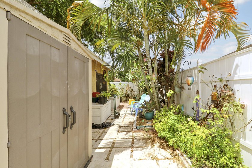Welcome to this charming 3-bedroom, 2-bathroom villa situated in - photo 21